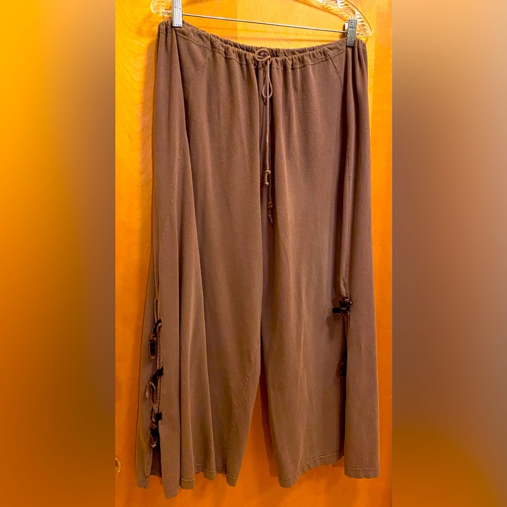 Blue Fish Vintage Cotton Fawn Colored Pants w Velvet Bows